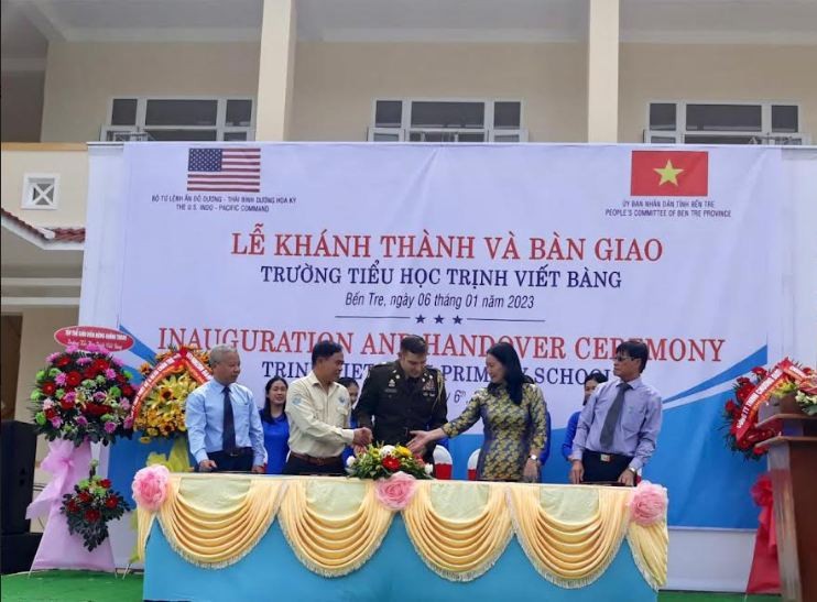 The US government formally hands over the new buildings to Ben Tre. Source: US embassy in Hanoi The US government formally hands over the new buildings to Ben Tre. Source: US embassy in Hanoi