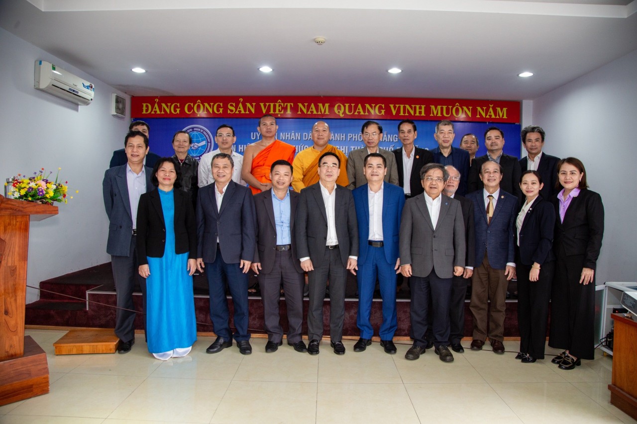 Các đại biểu tham dự Hội nghị chụp ảnh lưu niệm. Các đại biểu tham dự Hội nghị chụp ảnh lưu niệm.