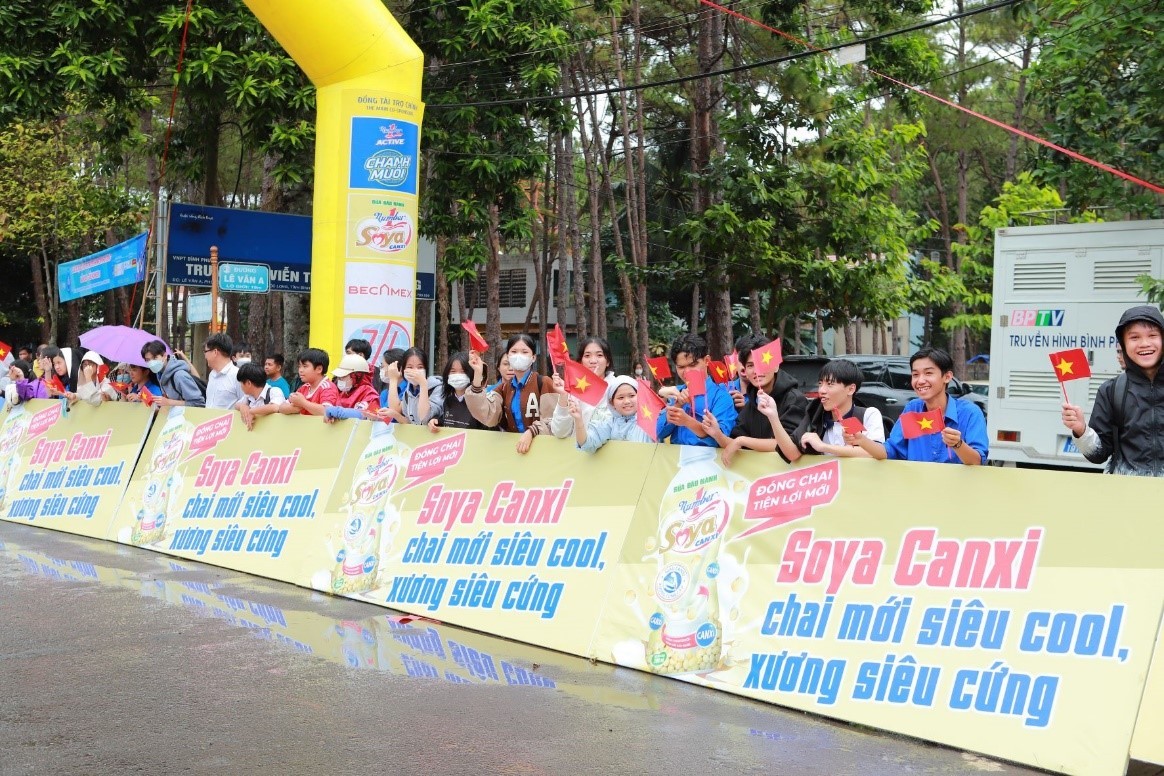 Đông đảo khán giả hâm mô đến theo dõi và cổ vũ thi đấu.