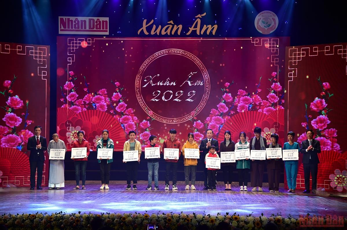 Mang "Xuân ấm" để cùng nhau san sẻ yêu thương Mang "Xuân ấm" để cùng nhau san sẻ yêu thương