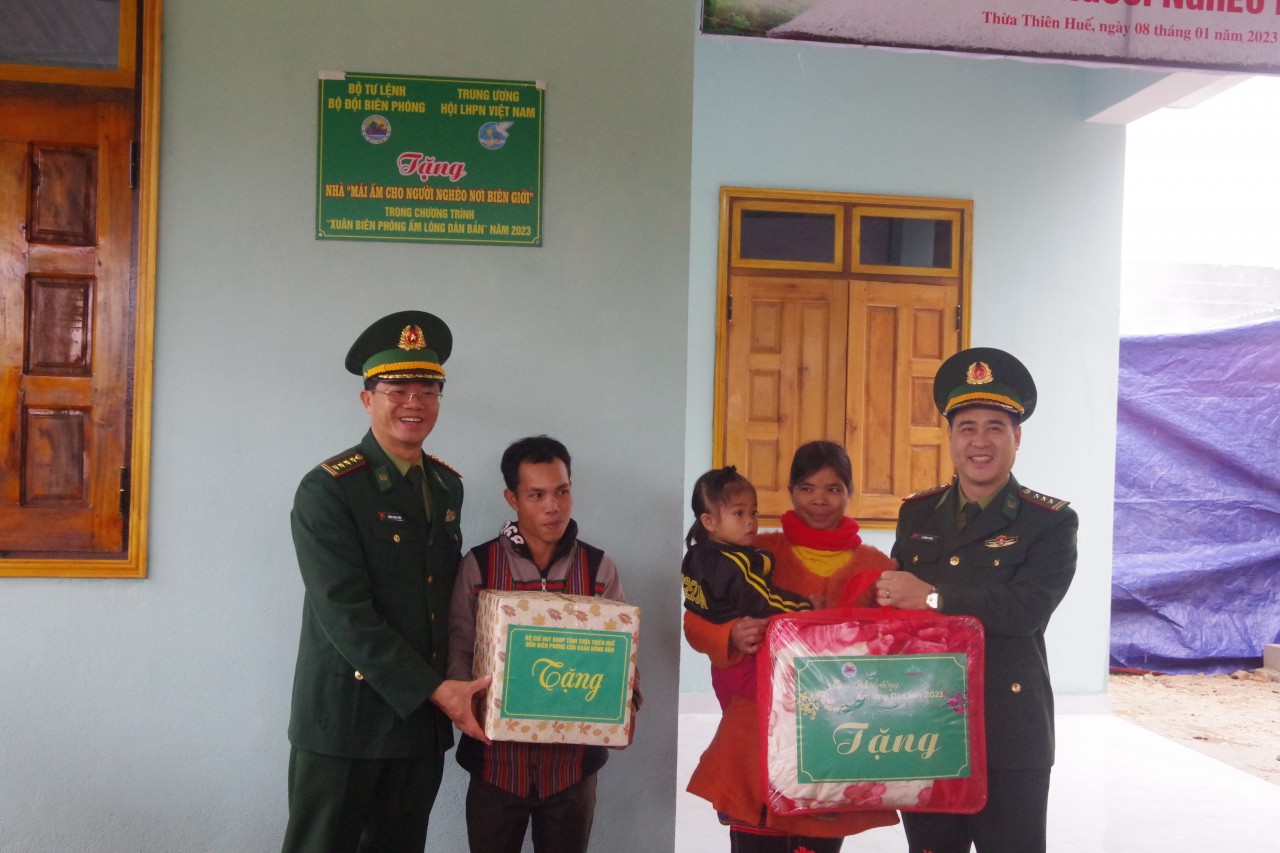 Xuân ấm áp hơn khi được nhận nhà mới từ bộ đội biên phòng Xuân ấm áp hơn khi được nhận nhà mới từ bộ đội biên phòng