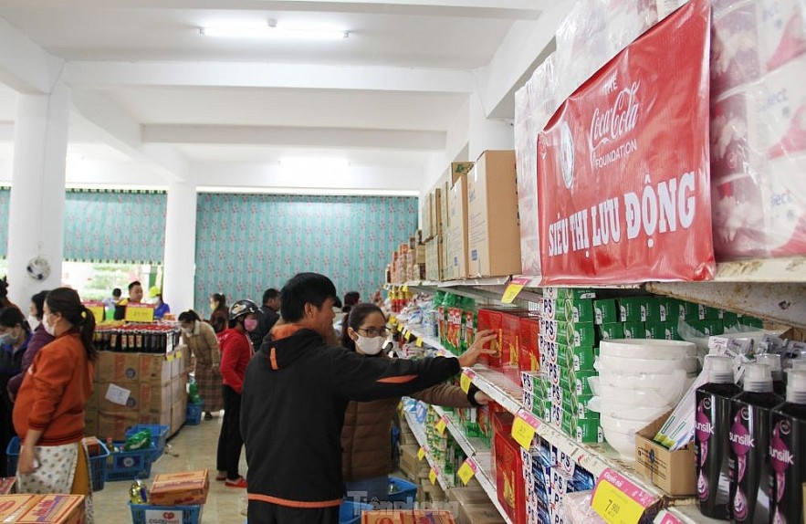 The Free Tet Shopping Experience of the Poor in Da Nang Free Tet Supermarket for Da Nang's Flood Victims