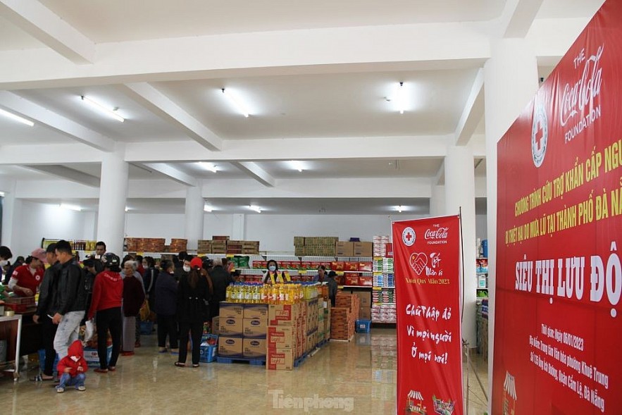 The Free Tet Shopping Experience of the Poor in Da Nang Free Tet Supermarket for Da Nang's Flood Victims