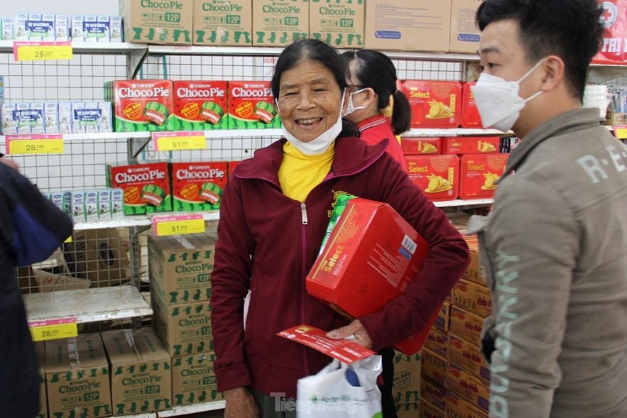 The Free Tet Shopping Experience of the Poor in Da Nang Free Tet Supermarket for Da Nang's Flood Victims