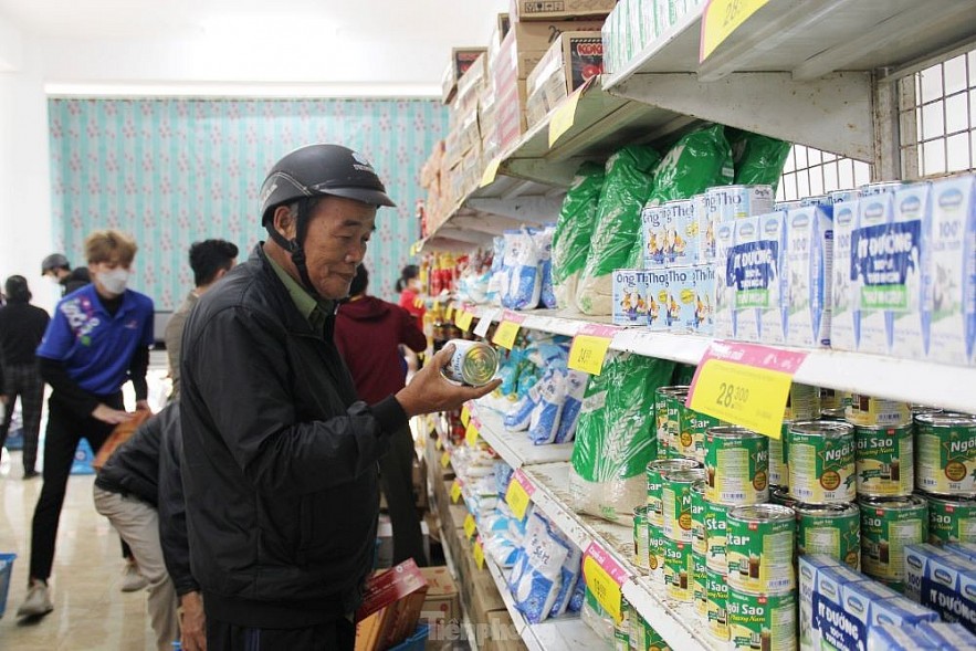 The Free Tet Shopping Experience of the Poor in Da Nang Free Tet Supermarket for Da Nang's Flood Victims