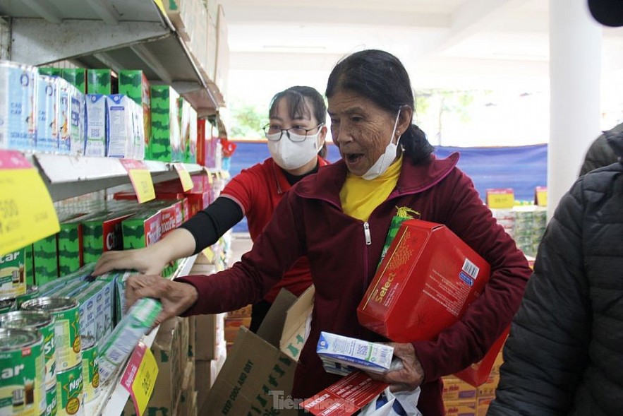 The Free Tet Shopping Experience of the Poor in Da Nang Free Tet Supermarket for Da Nang's Flood Victims