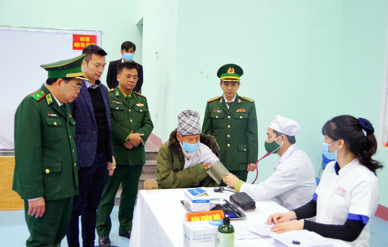 Thiếu tướng Phùng Quốc Tuấn, Phó Chính ủy BĐBP thăm hỏi, động viên người dân đến khám, chữa bệnh miễn phí. (Ảnh: Viết Lam) Thiếu tướng Phùng Quốc Tuấn, Phó Chính ủy BĐBP thăm hỏi, động viên người dân đến khám, chữa bệnh miễn phí. (Ảnh: Viết Lam)