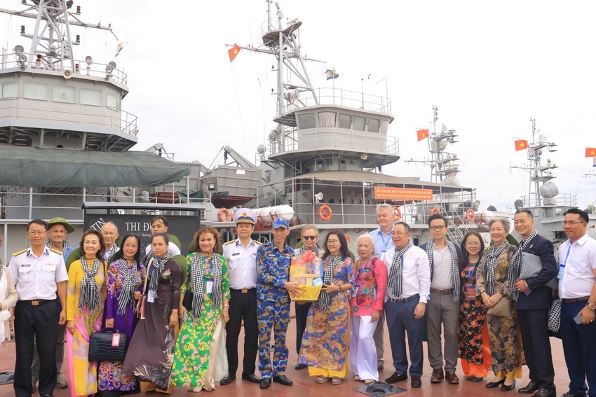 The delegation visited and gave gifts to the officers working on board. Photo: VT The delegation visited and gave gifts to the officers working on board. Photo: VT
