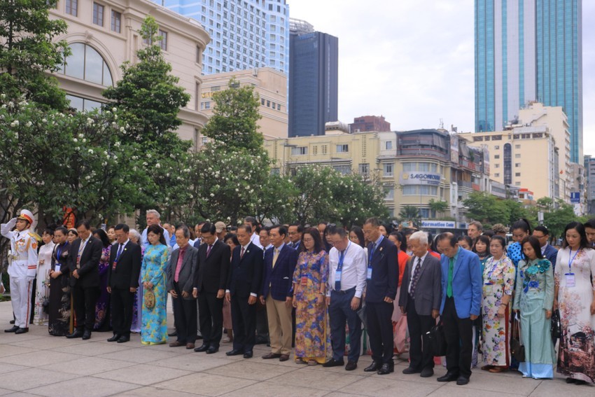 Delegates pay a floral tribute to President Ho Chi Minh at his Monument. Source: Vo Tho Delegates pay a floral tribute to President Ho Chi Minh at his Monument. Source: Vo Tho