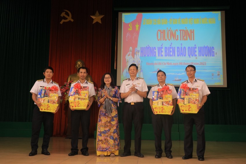 Vice Chairwoman of the Committee on Overseas Vietnamese in Ho Chi Minh City Dinh Thi Phuong Thao presents gifts to the 125th Navy Brigade. Photo: VT Vice Chairwoman of the Committee on Overseas Vietnamese in Ho Chi Minh City Dinh Thi Phuong Thao presents gifts to the 125th Navy Brigade. Photo: VT