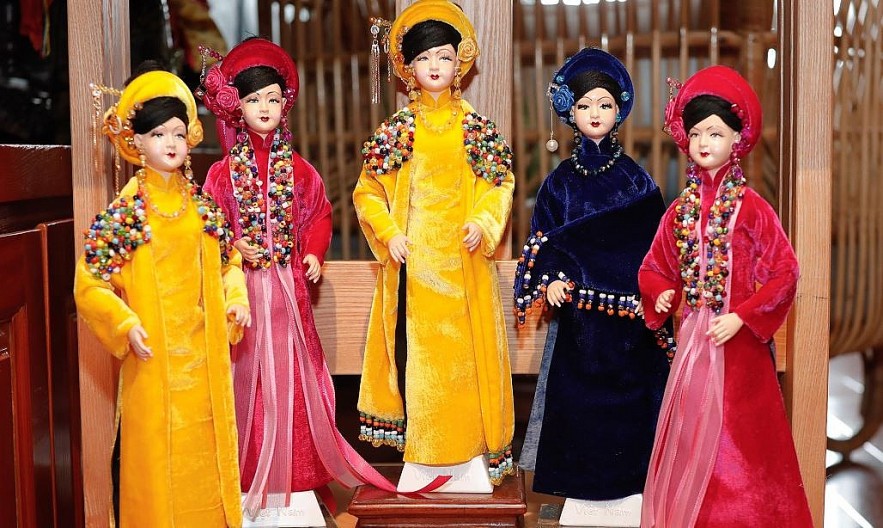 Vietnamese Artist Promotes Traditional Clothes Through Doll Collection Vietnamese Artist Promotes Traditional Clothes Through Doll Collection