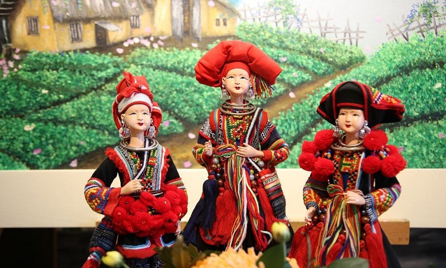Vietnamese Artist Promotes Traditional Clothes Through Doll Collection Vietnamese Artist Promotes Traditional Clothes Through Doll Collection