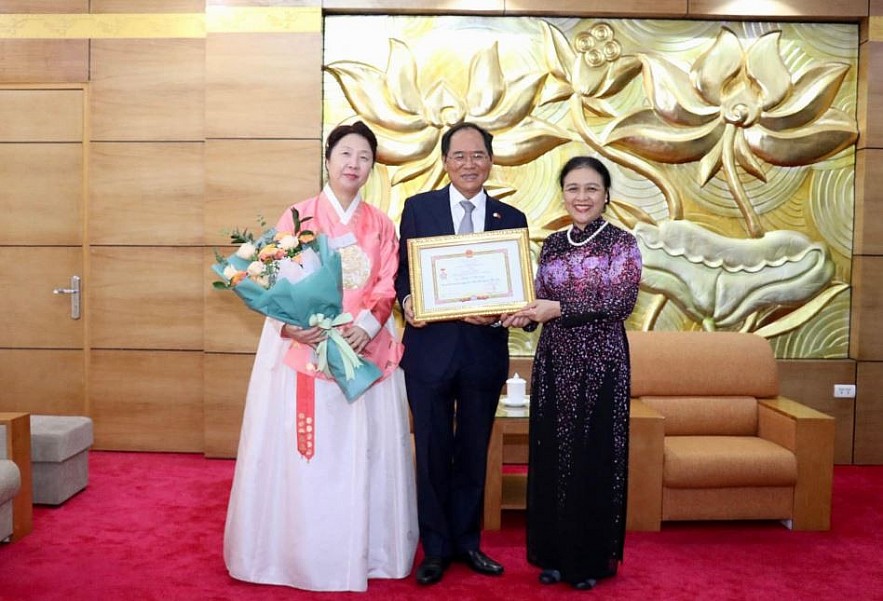 VUFO Presents Friendship Medal to the South Korean Ambassador to Vietnam VUFO Presents Friendship Medal to the South Korean Ambassador to Vietnam