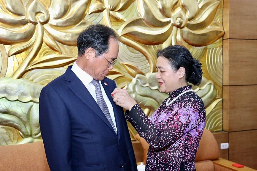 VUFO Presents Friendship Medal to the South Korean Ambassador to Vietnam VUFO Presents Friendship Medal to the South Korean Ambassador to Vietnam