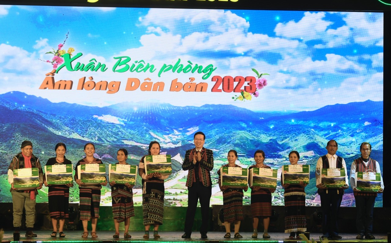 Ông Võ Văn Thưởng trao quà cho đồng bào tại Chương trình “Xuân Biên phòng ấm lòng dân bản”.