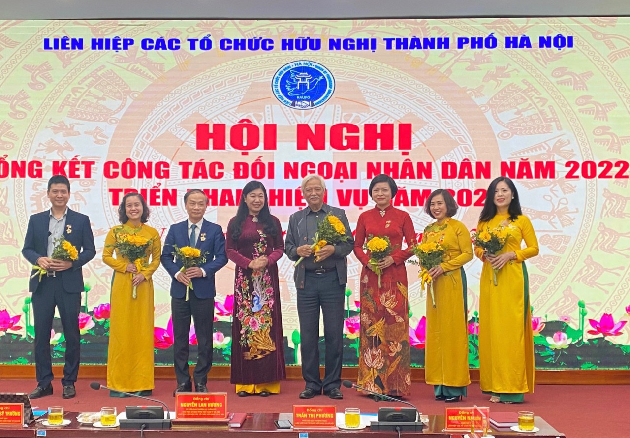 Chủ tịch Ủy ban MTTQ Việt Nam TP Nguyễn Lan Hương trao Kỷ niệm chương “Vì hòa bình hữu nghị giữa các dân tộc” cho các cá nhân. Chủ tịch Ủy ban MTTQ Việt Nam TP Nguyễn Lan Hương trao Kỷ niệm chương “Vì hòa bình hữu nghị giữa các dân tộc” cho các cá nhân.