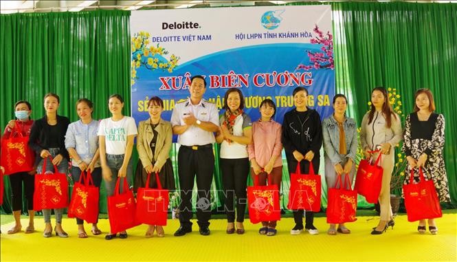 "Xuân biên cương" với gia đình quân nhân huyện đảo Trường Sa "Xuân biên cương" với gia đình quân nhân huyện đảo Trường Sa