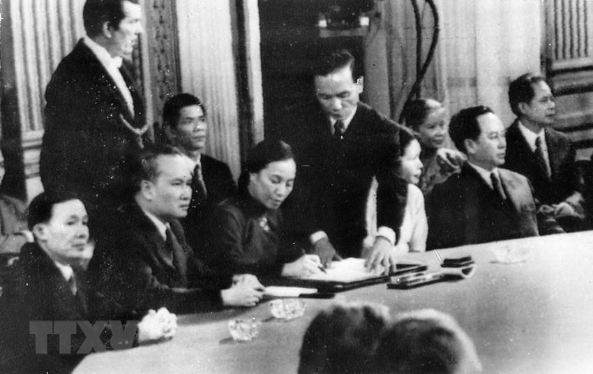 Bộ trưởng Ngoại giao Chính phủ Cách mạng lâm thời Cộng hòa miền Nam Việt Nam Nguyễn Thị Bình ký Hiệp định Paris về Việt Nam, ngày 27/1/1973, tại Trung tâm hội nghị quốc tế ở thủ đô Paris (Pháp) (Ảnh: Văn Lượng/TTXVN). Bộ trưởng Ngoại giao Chính phủ Cách mạng lâm thời Cộng hòa miền Nam Việt Nam Nguyễn Thị Bình ký Hiệp định Paris về Việt Nam, ngày 27/1/1973, tại Trung tâm hội nghị quốc tế ở thủ đô Paris (Pháp) (Ảnh: Văn Lượng/TTXVN).