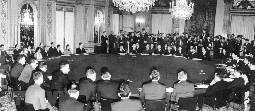 Phiên họp đầu tiên của Hội nghị 4 bên về Việt Nam diễn ra vào ngày 18/1/1969 tại Trung tâm hội nghị quốc tế ở thủ đô Paris (Pháp) (Ảnh: Văn Lượng/TTXVN). Phiên họp đầu tiên của Hội nghị 4 bên về Việt Nam diễn ra vào ngày 18/1/1969 tại Trung tâm hội nghị quốc tế ở thủ đô Paris (Pháp) (Ảnh: Văn Lượng/TTXVN).