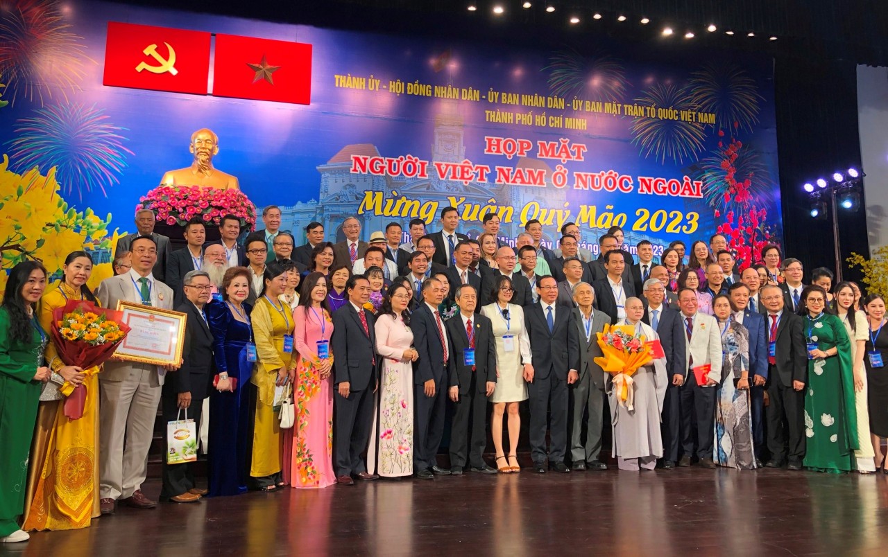 Kiều bào phấn khởi về đón Tết sau hai năm gián đoạn vì dịch Covid 19 Kiều bào phấn khởi về đón Tết sau hai năm gián đoạn vì dịch Covid 19
