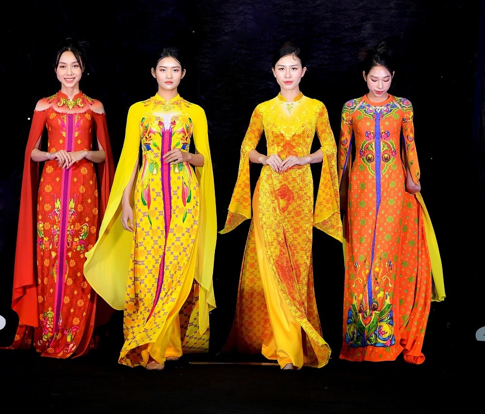 Vietnamese Designer Debuts Ao Dai Collection in US Vietnamese Designer Debuts Ao Dai Collection in US