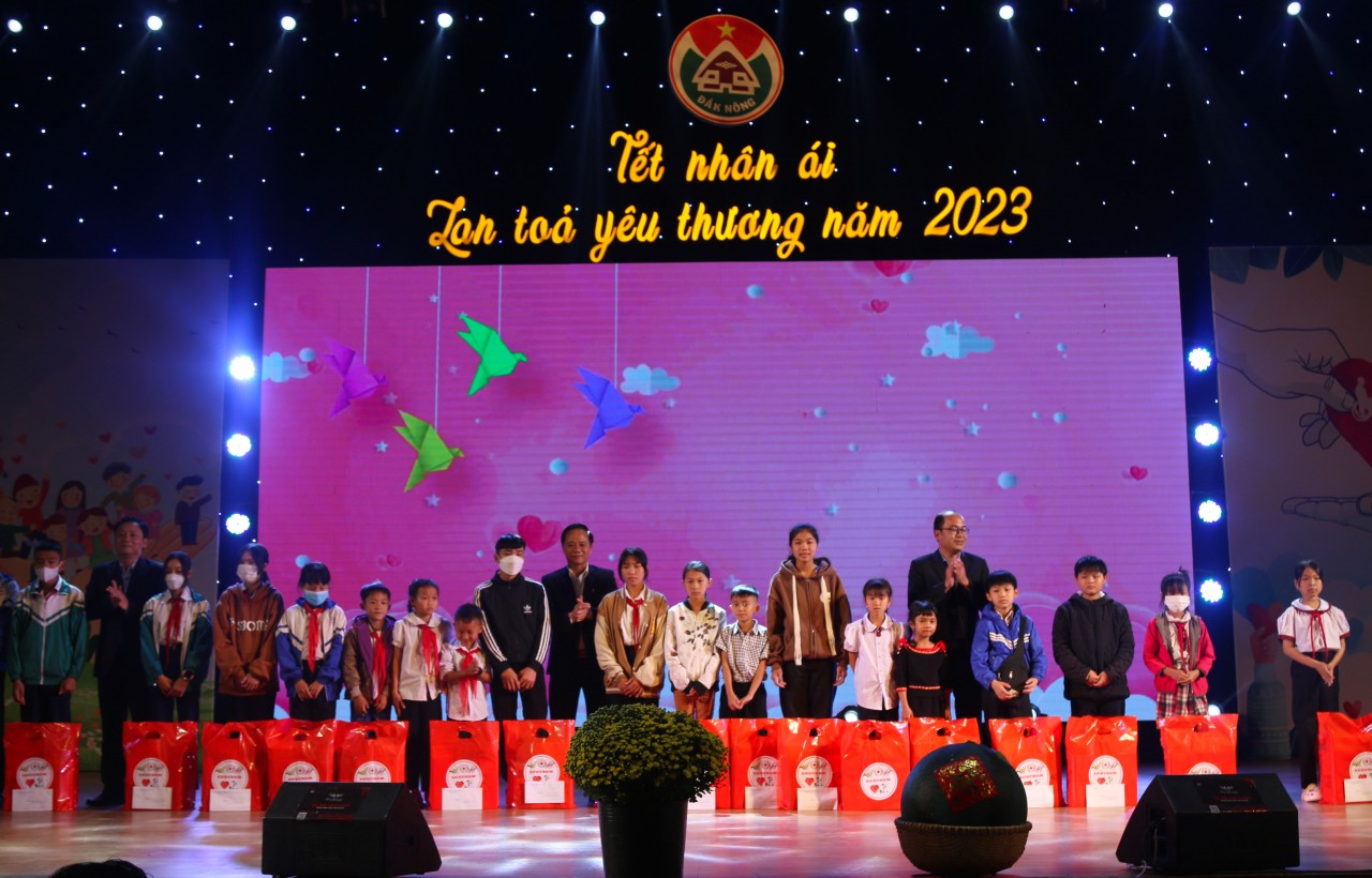 Đắk Nông tiếp nhận trên 20 tỷ đồng qua Chương trình “Tết Nhân ái - Lan tỏa yêu thương” Đắk Nông tiếp nhận trên 20 tỷ đồng qua Chương trình “Tết Nhân ái - Lan tỏa yêu thương”