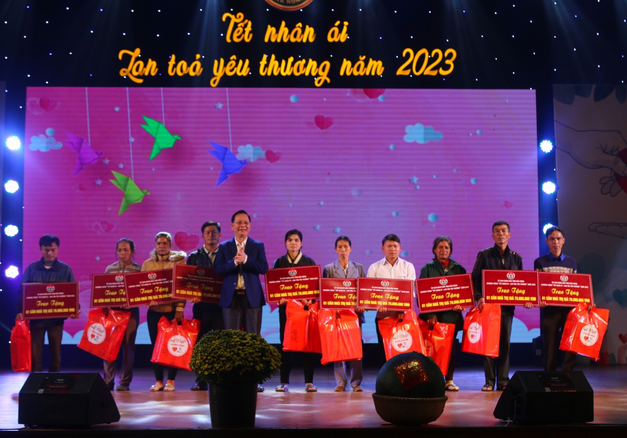 Đắk Nông tiếp nhận trên 20 tỷ đồng qua Chương trình “Tết Nhân ái - Lan tỏa yêu thương” Đắk Nông tiếp nhận trên 20 tỷ đồng qua Chương trình “Tết Nhân ái - Lan tỏa yêu thương”
