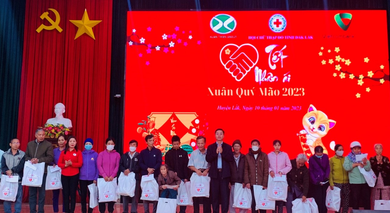 Đưa “Tết Nhân ái” cho gia đình nghèo có hoàn cảnh khó khăn ở hai huyện nghèo tại Đắk Lắk Đưa “Tết Nhân ái” cho gia đình nghèo có hoàn cảnh khó khăn ở hai huyện nghèo tại Đắk Lắk