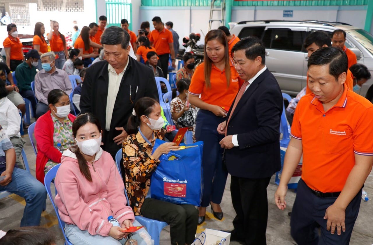 Tặng quà cho các gia đình có công, hộ nghèo gốc Việt ở Campuchia Tặng quà cho các gia đình có công, hộ nghèo gốc Việt ở Campuchia