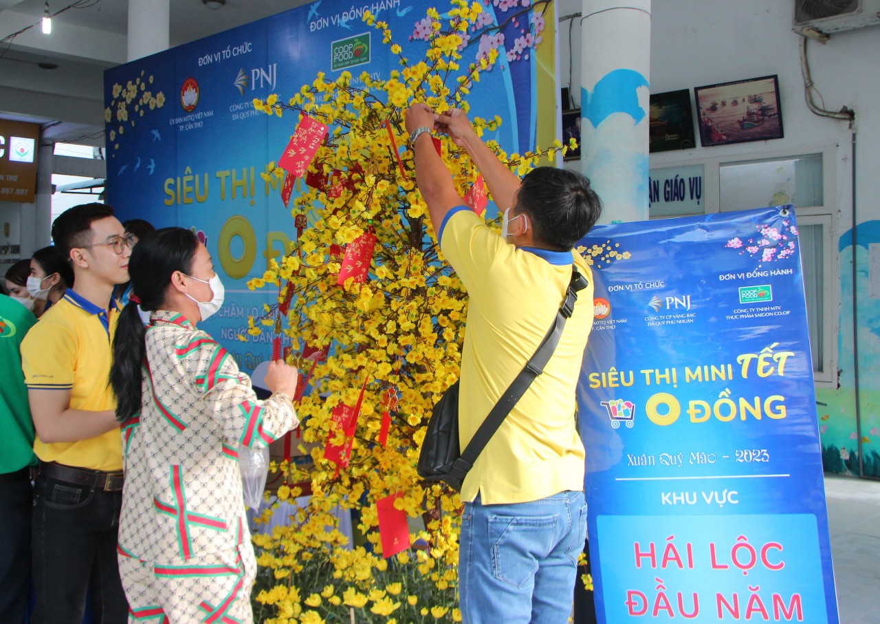 “Siêu thị mini Tết 0 đồng” cho người nghèo, hoàn cảnh khó khăn tại Cần Thơ “Siêu thị mini Tết 0 đồng” cho người nghèo, hoàn cảnh khó khăn tại Cần Thơ