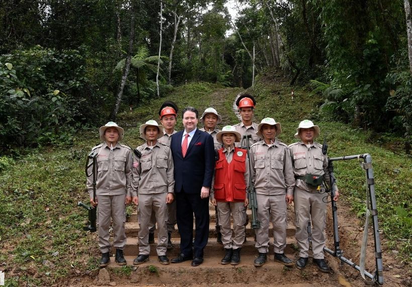 US Ambassador Marc Knapper took a commemorative photo with officials clearing mines and unexploded ordnance at the foot of A Bia hill. Source: Dan Tri US Ambassador Marc Knapper took a commemorative photo with officials clearing mines and unexploded ordnance at the foot of A Bia hill. Source: Dan Tri