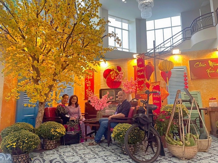 undefined Kiều bào phấn khởi đón Tết quê hương sau hai năm gián đoạn vì dịch Covid 19