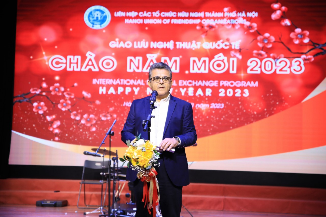 Palestinian Ambassador to Vietnam Saadi Salama thanks the HAUFO together with the organizers for hosting this meaningful night, helping promote friendship between Vietnam and other countries. Source: HAUFO Palestinian Ambassador to Vietnam Saadi Salama thanks the HAUFO together with the organizers for hosting this meaningful night, helping promote friendship between Vietnam and other countries. Source: HAUFO