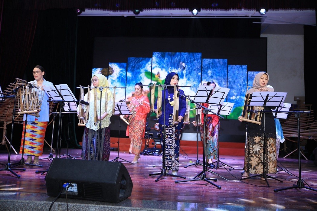 Special cultural characteristics of Vietnam and other countries through fascinating songs and dance creates a very friendly, warm and impressive night. Source: HAUFO Special cultural characteristics of Vietnam and other countries through fascinating songs and dance creates a very friendly, warm and impressive night. Source: HAUFO