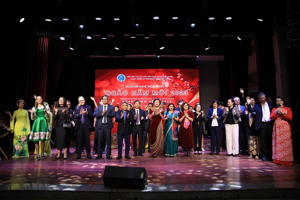 It drew about 300 participants including representatives from the friendship organisations in Vietnam, ambassadors, businesses and students It drew about 300 participants including representatives from the friendship organisations in Vietnam, ambassadors, businesses and students