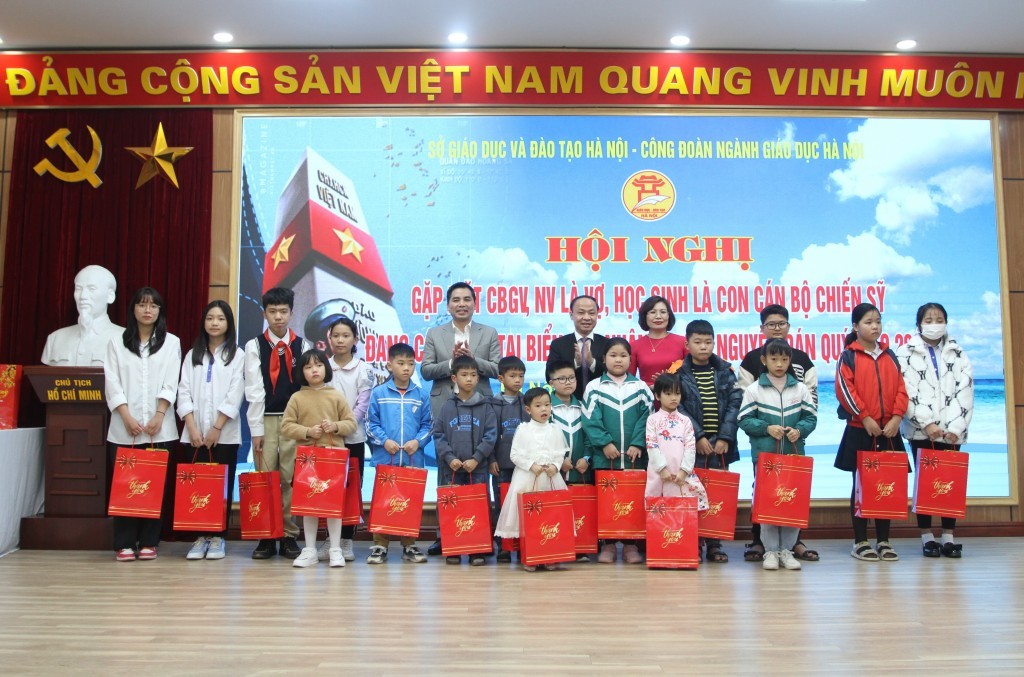 Các em học sinh là con chiến sĩ đang công tác tại biển đảo nhận món quà ý nghĩa từ lãnh đạo Sở GD&ĐT Hà Nội Các em học sinh là con chiến sĩ đang công tác tại biển đảo nhận món quà ý nghĩa từ lãnh đạo Sở GD&ĐT Hà Nội