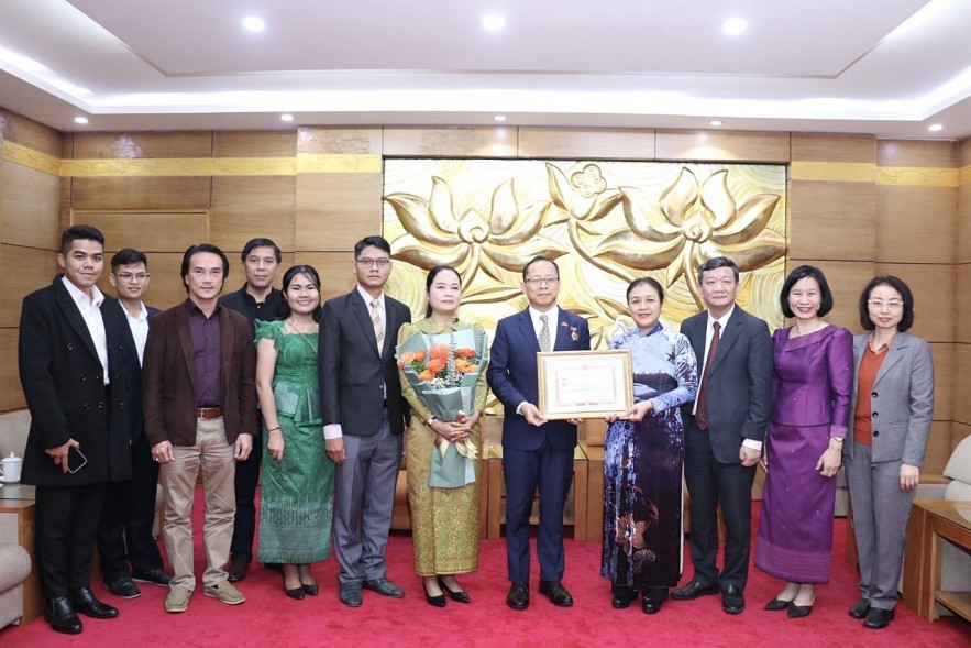 VUFO Presents Insignia to Cambodian Ambassador VUFO Presents Insignia to Cambodian Ambassador
