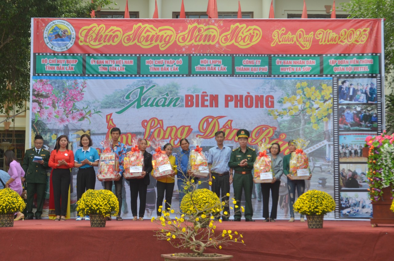 Nhiều hoạt động ý nghĩa qua chương trình “Xuân biên phòng, ấm lòng dân bản” tại Đắk Lắk Nhiều hoạt động ý nghĩa qua chương trình “Xuân biên phòng, ấm lòng dân bản” tại Đắk Lắk