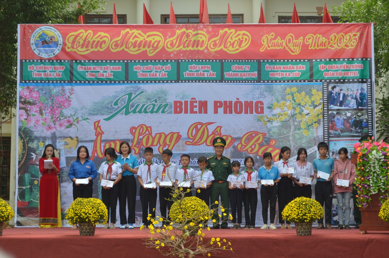 Nhiều hoạt động ý nghĩa qua chương trình “Xuân biên phòng, ấm lòng dân bản” tại Đắk Lắk Nhiều hoạt động ý nghĩa qua chương trình “Xuân biên phòng, ấm lòng dân bản” tại Đắk Lắk