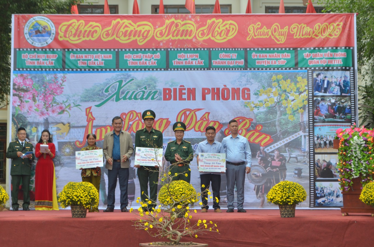 Nhiều hoạt động ý nghĩa qua chương trình “Xuân biên phòng, ấm lòng dân bản” tại Đắk Lắk Nhiều hoạt động ý nghĩa qua chương trình “Xuân biên phòng, ấm lòng dân bản” tại Đắk Lắk