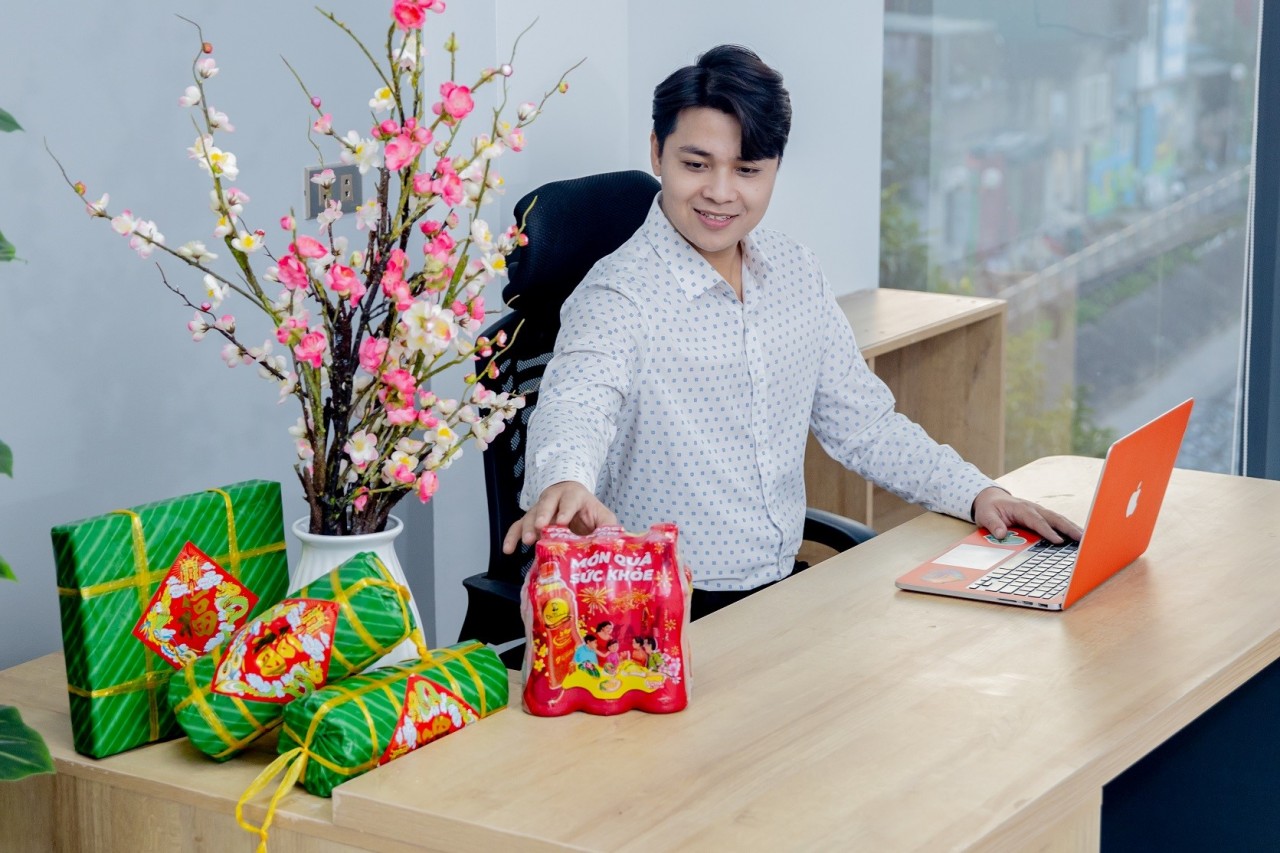 Người trẻ yêu thích sử dụng các thức uống như Trà Dr Thanh để thanh nhiệt cơ thể khỏi nóng trong người trước khi về quê ăn Tết. Người trẻ yêu thích sử dụng các thức uống như Trà Dr Thanh để thanh nhiệt cơ thể khỏi nóng trong người trước khi về quê ăn Tết.