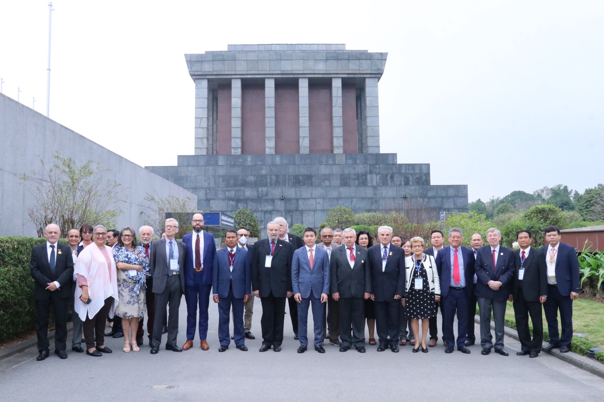 Đoàn đại biểu quốc tế dự hoạt động kỷ niệm 50 năm ký Hiệp định Paris viếng Lăng Bác