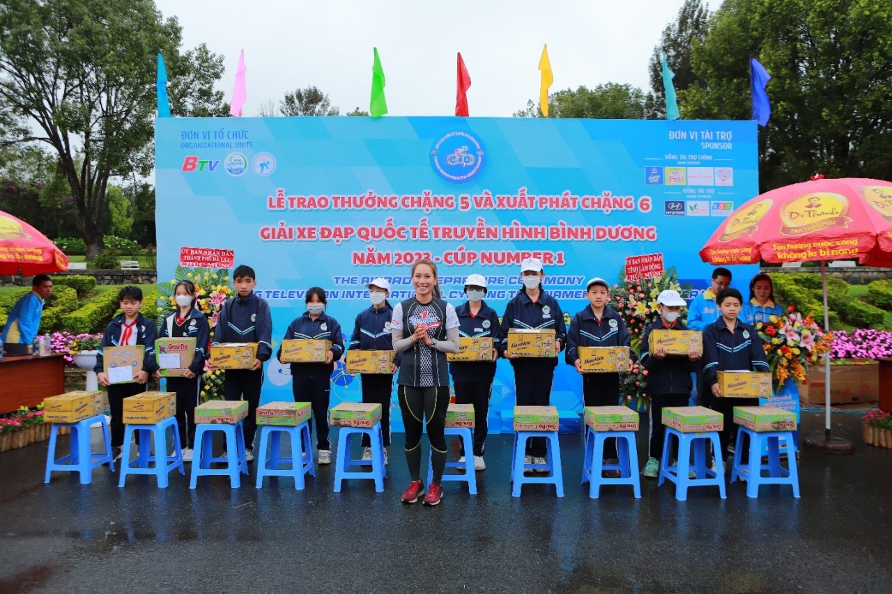 Đại diện Tân Hiệp Phát gửi trao các phần quà cho trẻ em có hoàn cảnh khó khăn tại các điểm đến. Đại diện Tân Hiệp Phát gửi trao các phần quà cho trẻ em có hoàn cảnh khó khăn tại các điểm đến.