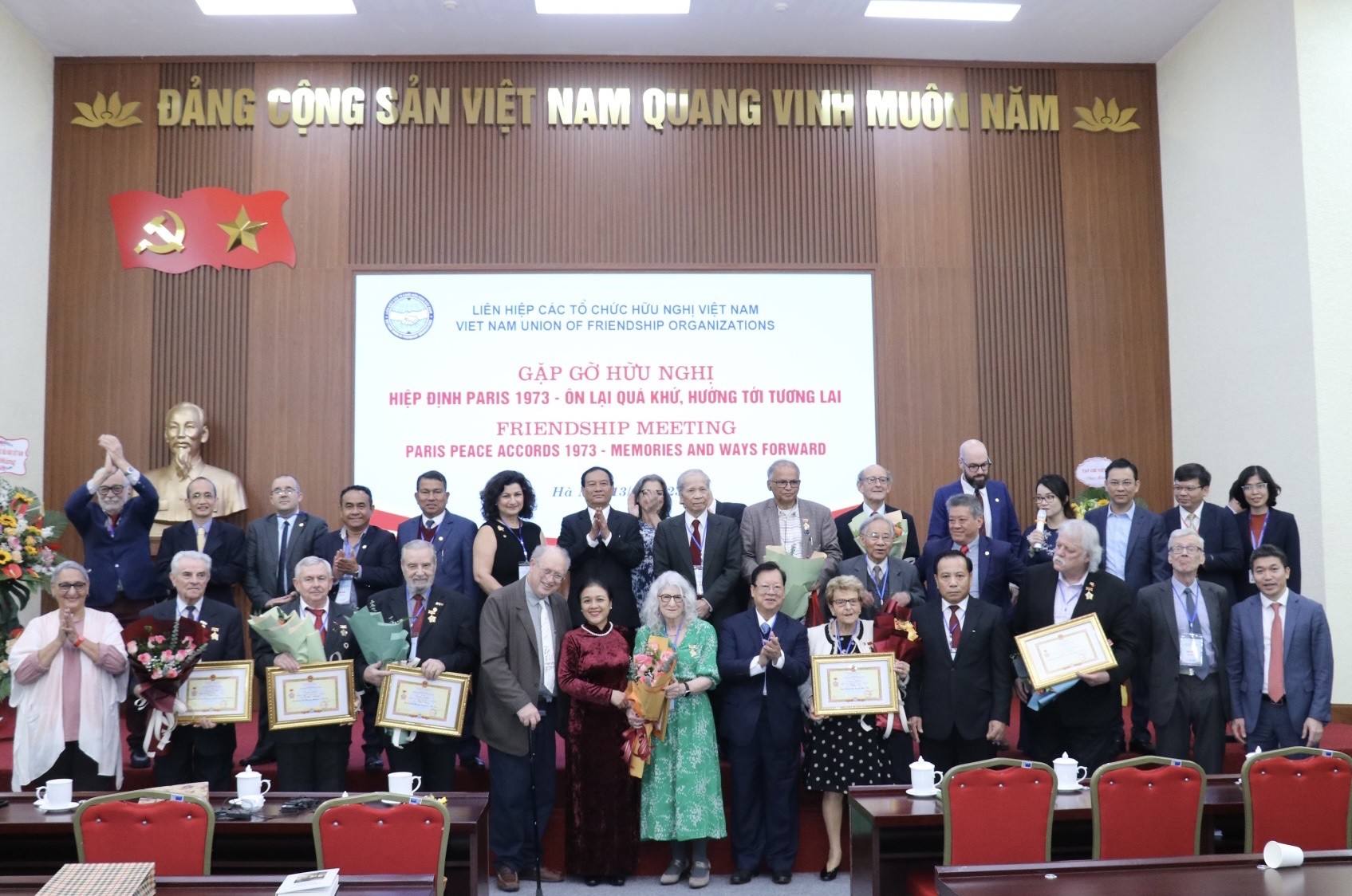 Việt Nam luôn khắc ghi trong tim tình đoàn kết quốc tế cao cả Việt Nam luôn khắc ghi trong tim tình đoàn kết quốc tế cao cả