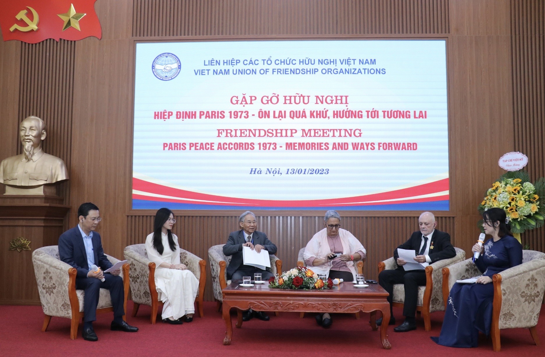 Các đại biểu giao lưu tại chương trình Việt Nam luôn khắc ghi trong tim tình đoàn kết quốc tế cao cả