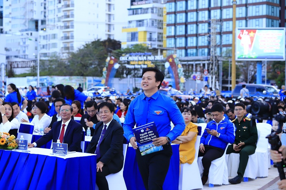 Ông Trần Anh Tuấn – Bí thư Tỉnh đoàn Khánh Hòa lên sân khấu phát biểu hưởng ứng tại Lễ phát động Ông Trần Anh Tuấn – Bí thư Tỉnh đoàn Khánh Hòa lên sân khấu phát biểu hưởng ứng tại Lễ phát động
