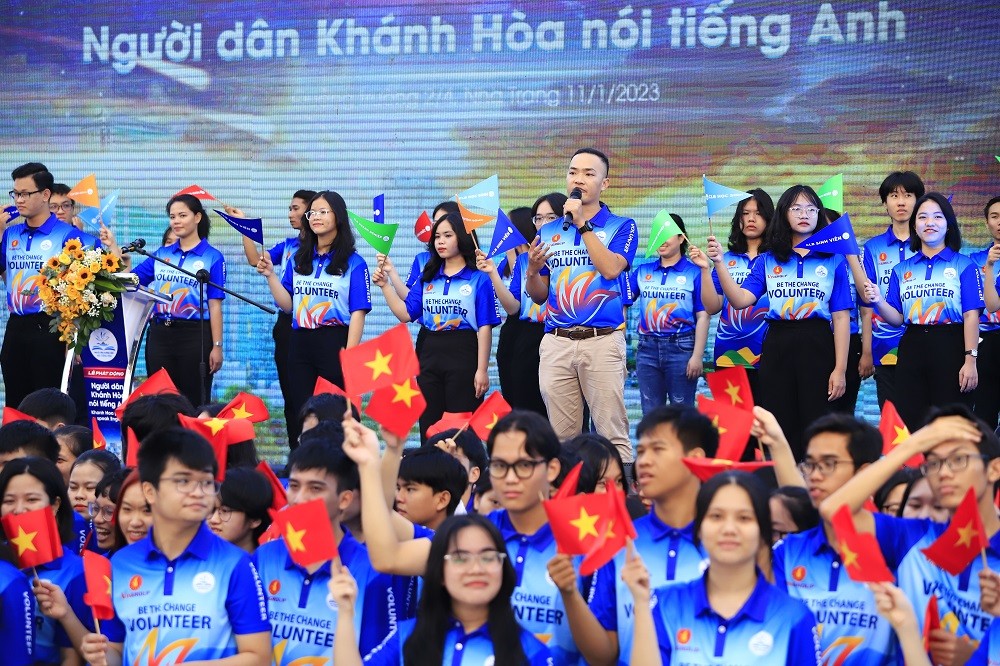Đại diện tình nguyện viên cam kết đồng hành xuyên suốt với chương trình “Người dân Khánh Hòa nói tiếng Anh” Đại diện tình nguyện viên cam kết đồng hành xuyên suốt với chương trình “Người dân Khánh Hòa nói tiếng Anh”