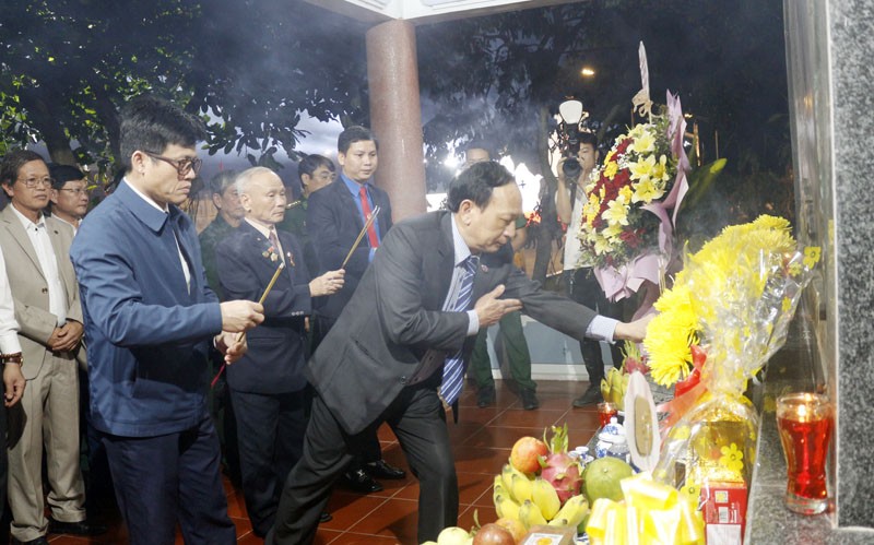 Đại diện lãnh đạo tỉnh Quảng Bình cùng các cán bộ, chiến sĩ dâng hương tại bia tưởng niệm các nạn nhân trong vụ thảm sát thôn Quyết Thắng. (Ảnh: Báo Quảng Bình) Đại diện lãnh đạo tỉnh Quảng Bình cùng các cán bộ, chiến sĩ dâng hương tại bia tưởng niệm các nạn nhân trong vụ thảm sát thôn Quyết Thắng. (Ảnh: Báo Quảng Bình)