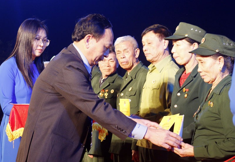 Phó Bí thư Thường trực Tỉnh ủy Trần Hải Châu tặng quà cho cựu TNXP, cựu chiến binh. Phó Bí thư Thường trực Tỉnh ủy Trần Hải Châu tặng quà cho cựu TNXP, cựu chiến binh.