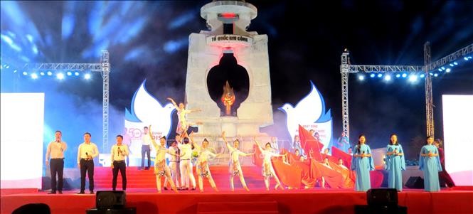 Chương trình nghệ thuật “Dấu mốc hòa bình” bao gồm các ca khúc viết về Quảng Bình một thời khói lửa chiến tranh, về tình yêu quê hương, đất nước, khát vọng, hoài bão của tuổi trẻ trong xây dựng và bảo vệ Tổ quốc. (Ảnh: TTXVN) Chương trình nghệ thuật “Dấu mốc hòa bình” bao gồm các ca khúc viết về Quảng Bình một thời khói lửa chiến tranh, về tình yêu quê hương, đất nước, khát vọng, hoài bão của tuổi trẻ trong xây dựng và bảo vệ Tổ quốc. (Ảnh: TTXVN)